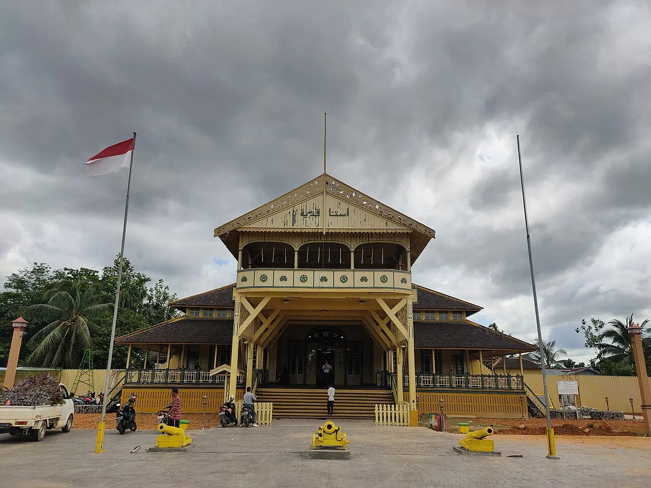Istana Kadriah Pontianak dengan dominasi warna kuning dan meriam kuno di halaman depan