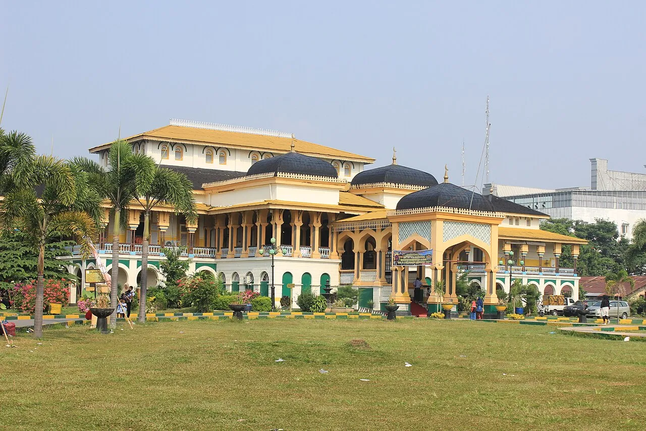 Tampak depan bangunan Istana Maimun di Kota Medan