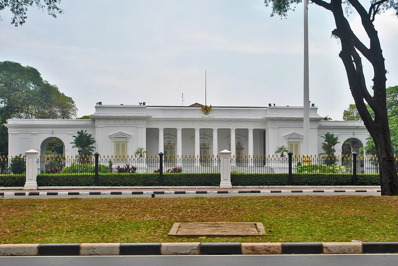 Tampak depan gedung utama Istana Merdeka di Jalan Medan Merdeka Utara Jakarta