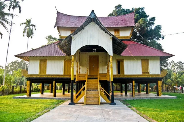 Istana Rokan di Rokan Hulu, peninggalan bersejarah dengan ukiran khas Melayu