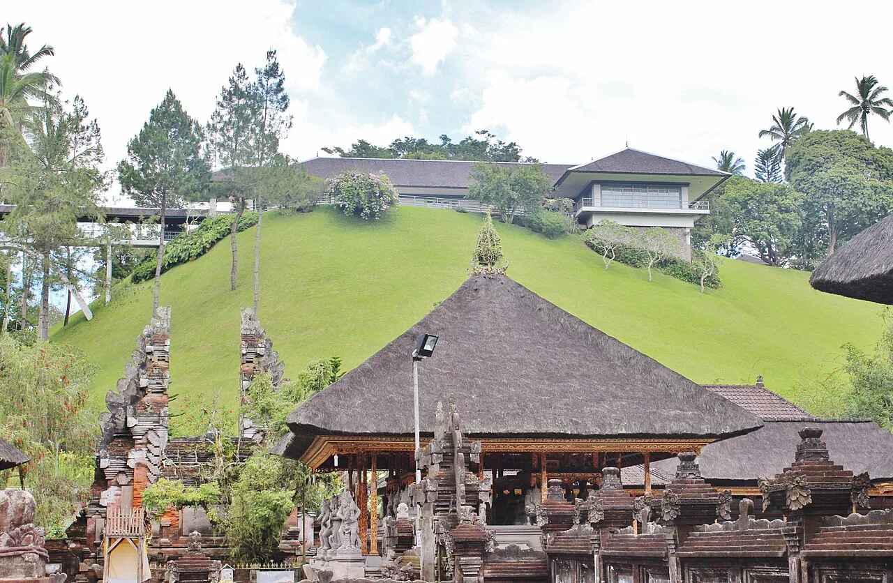 Kompleks bangunan Istana Tampaksiring di Kabupaten Gianyar Bali