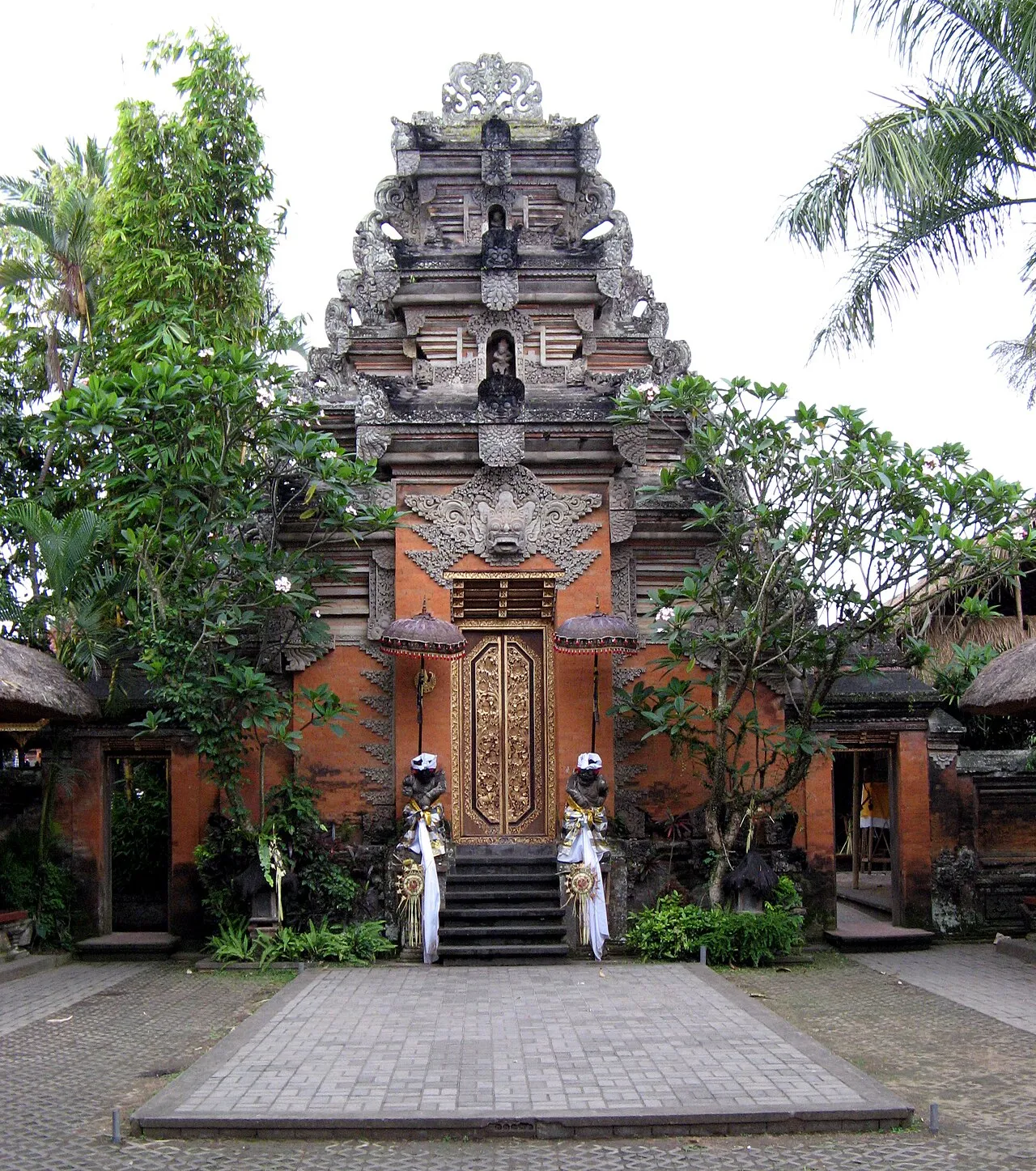 Kompleks bangunan bersejarah Istana Ubud di Kabupaten Gianyar Bali