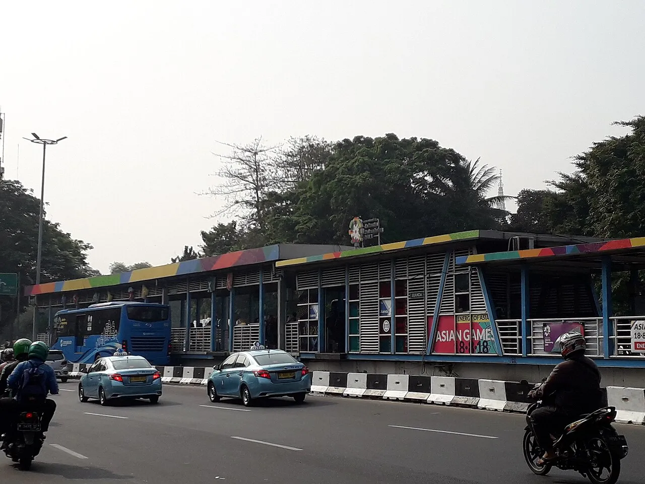 Suasana Jalan Insinyur Haji Juanda di Jakarta Pusat yang dilintasi transportasi umum