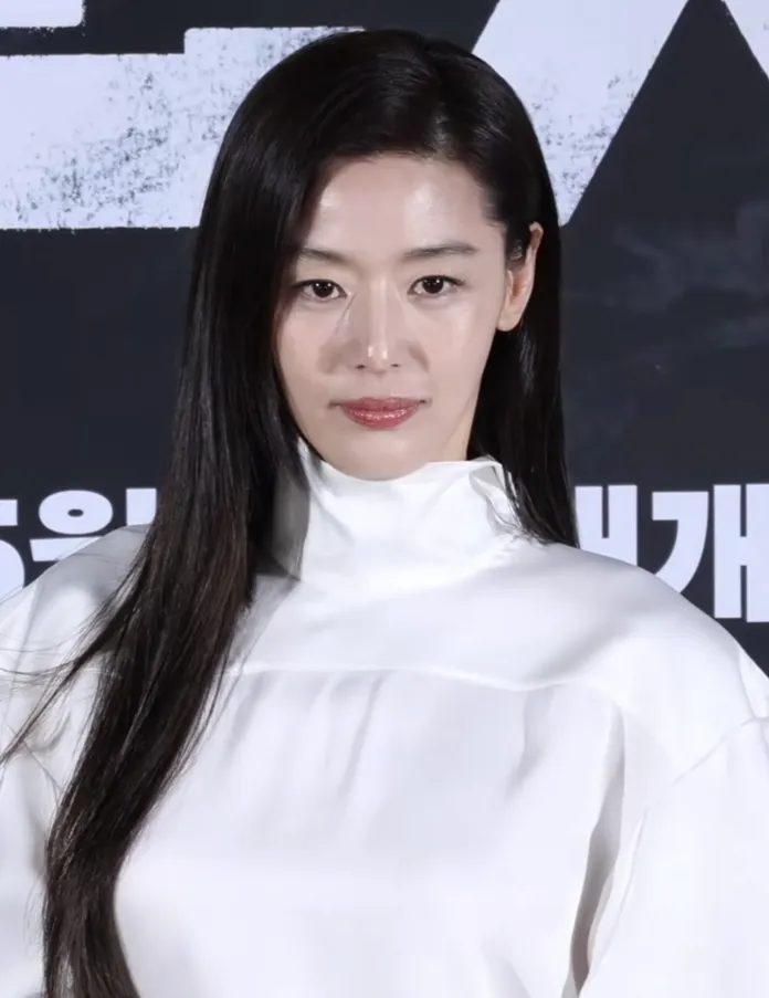 Profil aktris dan model papan atas asal Korea Selatan Jun Ji-hyun