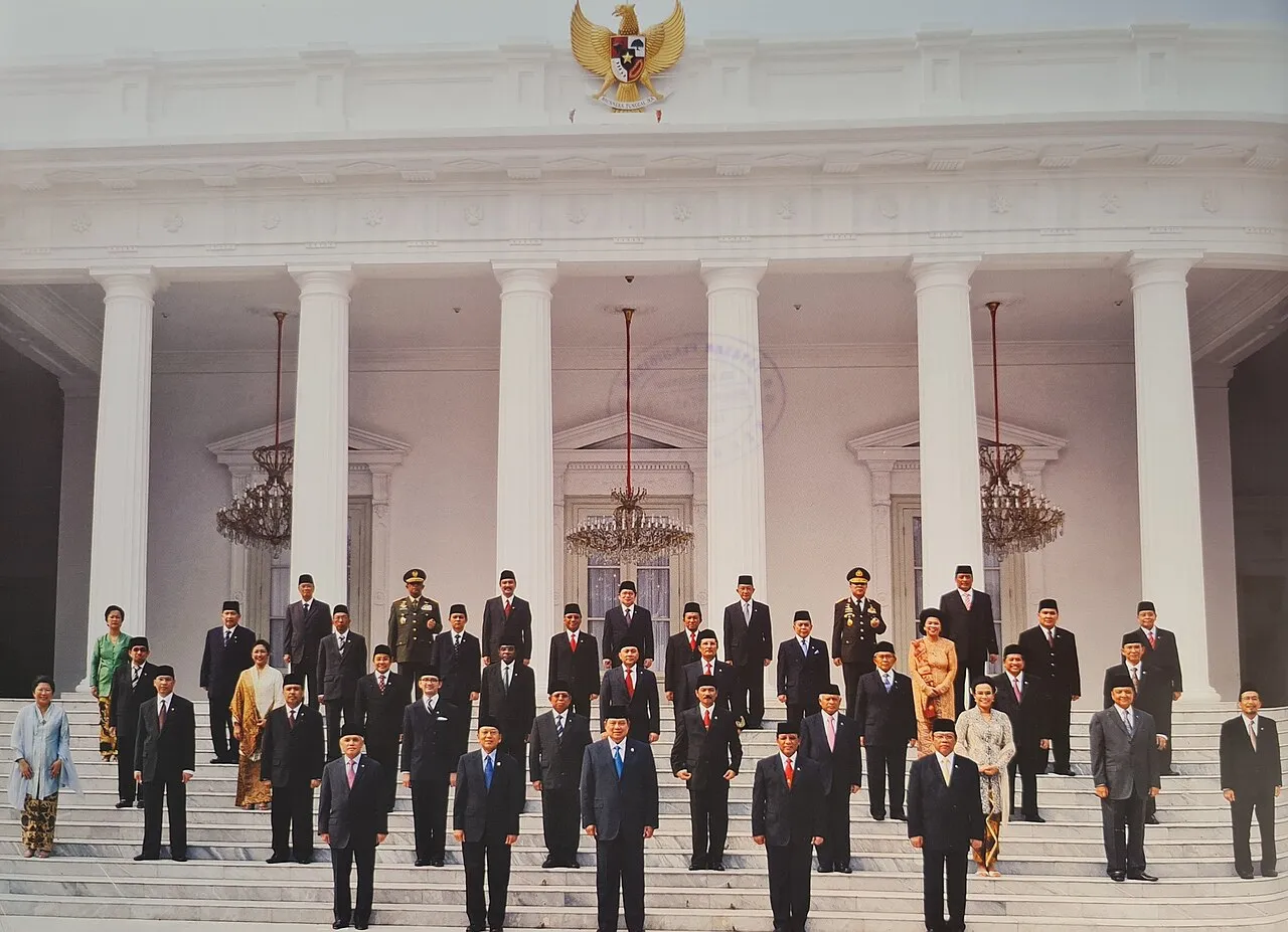 Jajaran menteri Kabinet Indonesia Bersatu II di istana kepresidenan