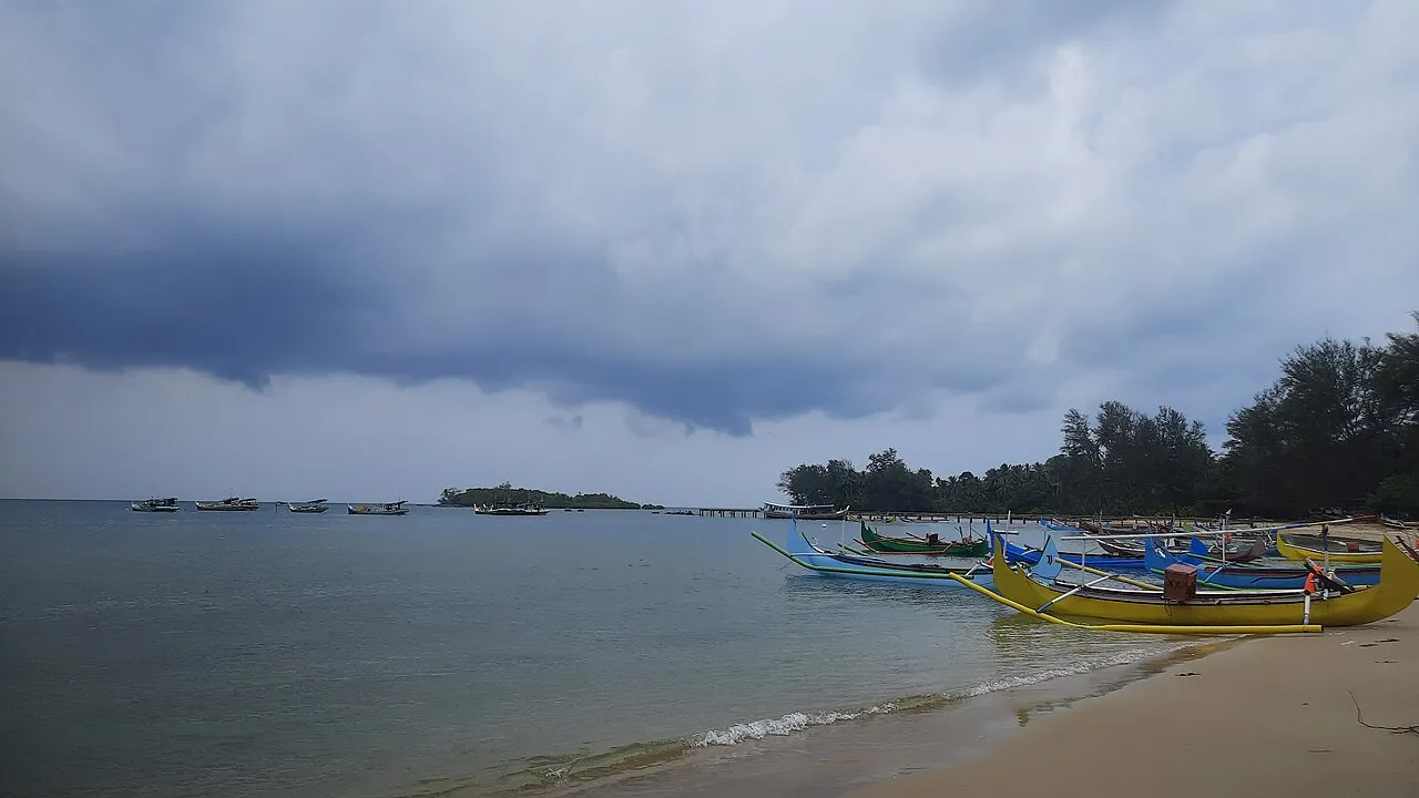 Pemandangan pantai dan kawasan di Kabupaten Belitung Timur, Bangka Belitung
