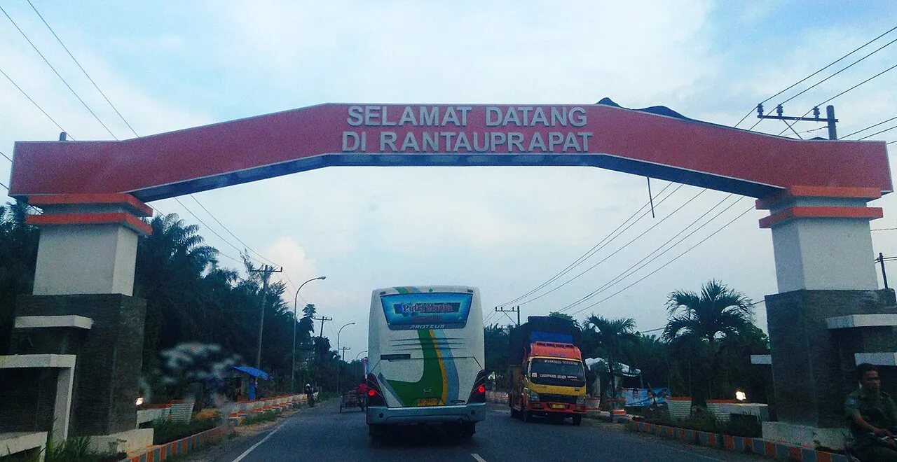 Pemandangan wilayah dan ikon Kabupaten Labuhanbatu di Sumatera Utara