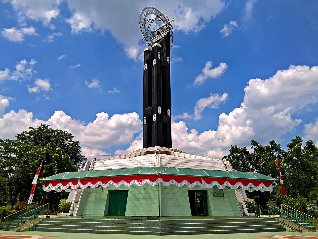 Kalimantan Barat adalah provinsi di Indonesia yang kaya akan sejarah, keragaman budaya, serta keindahan alam sungai-sungainya.