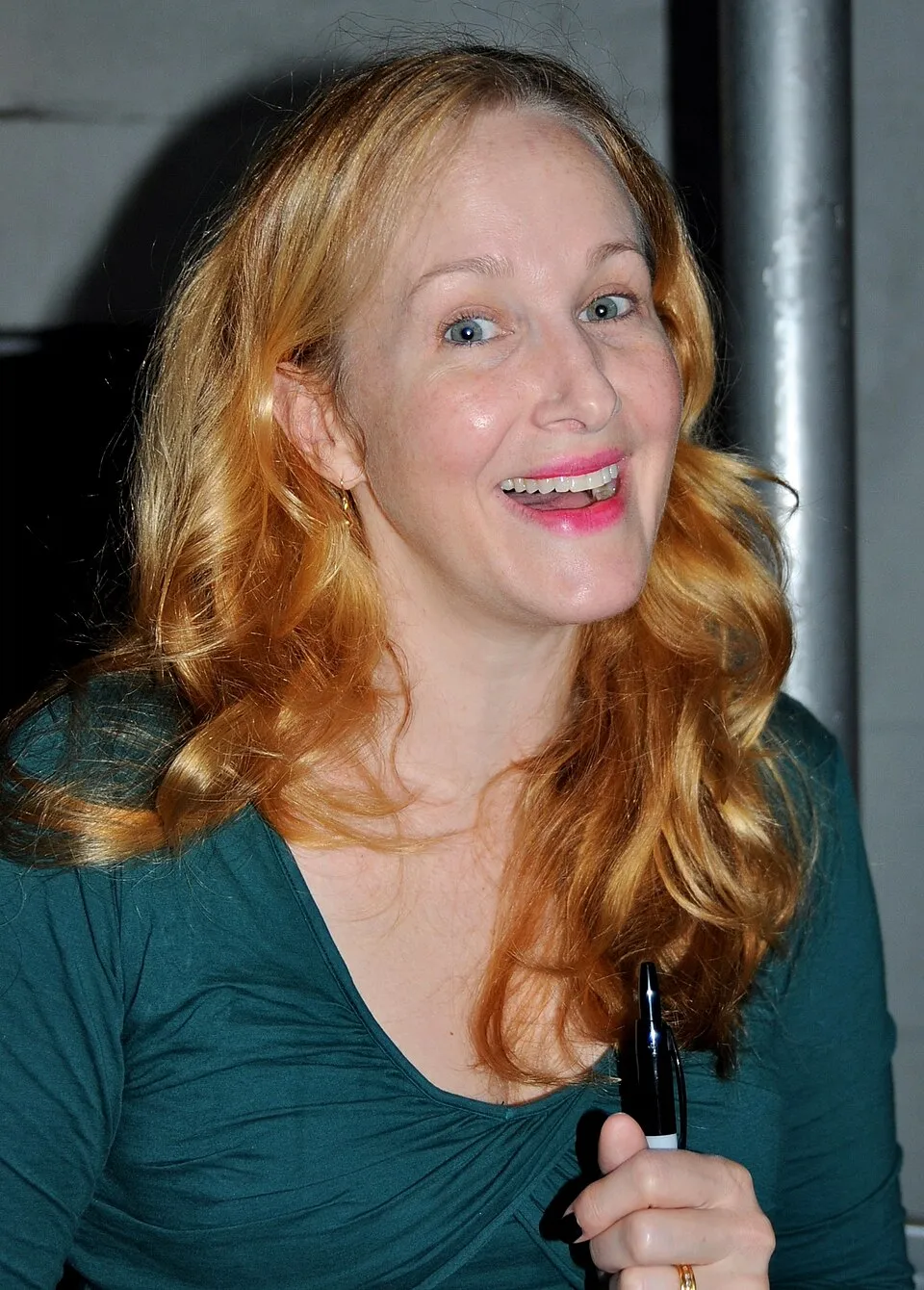 Aktris pemenang Tony Award Katie Finneran di panggung Broadway