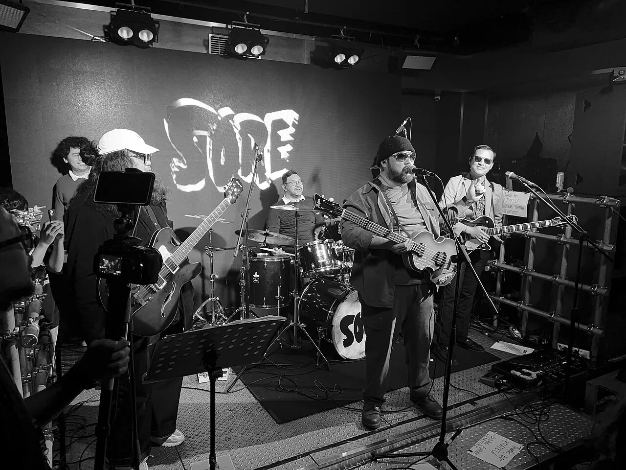 Grup musik indie Sore asal Jakarta saat tampil di panggung