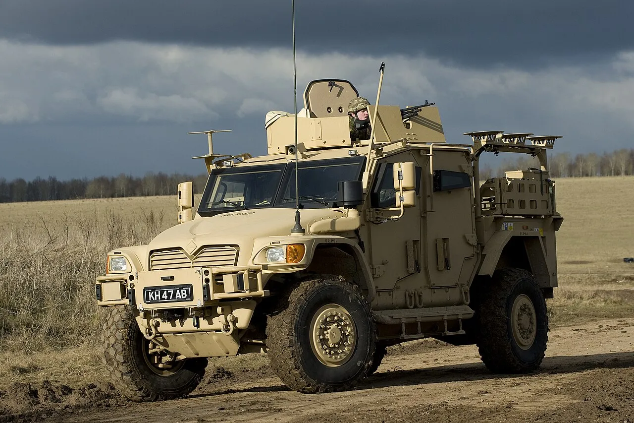 Profil kendaraan taktis militer International MXT-MV buatan Navistar Defense