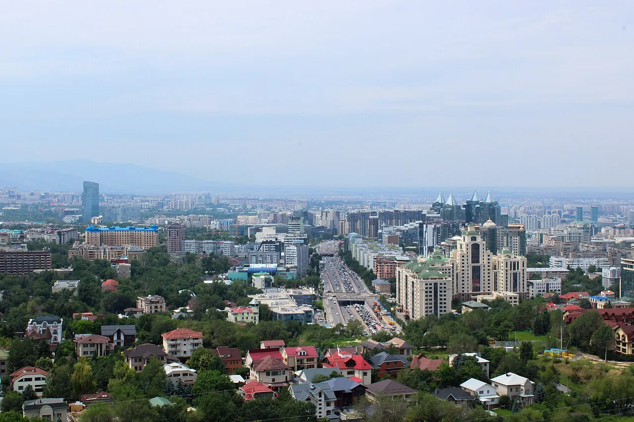 Pemandangan Kota Almaty berlatar pegunungan Trans-Ili Alatau di Kazakhstan