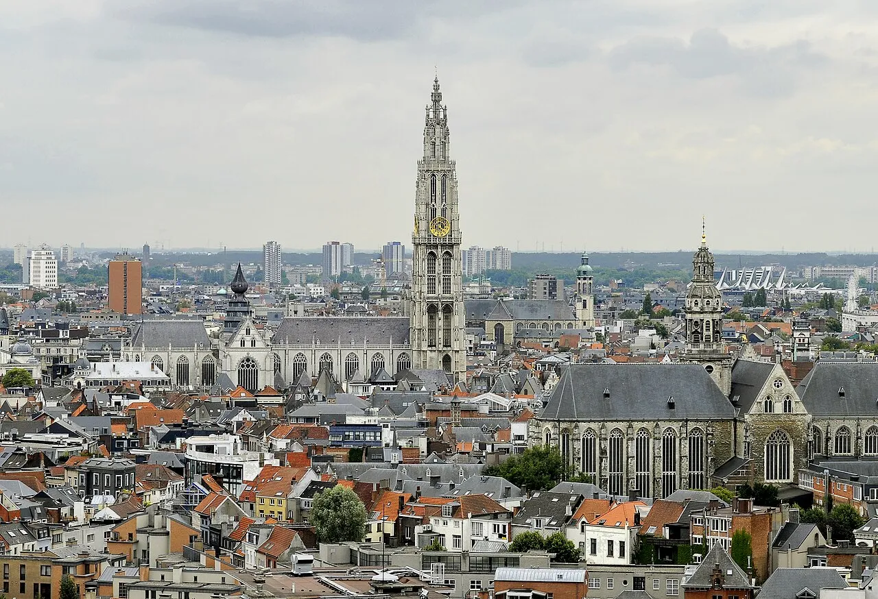 Pemandangan Kota Antwerp di Belgia yang memperlihatkan arsitektur klasik dan pelabuhan.
