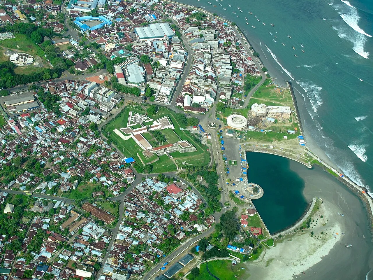 Pemandangan kawasan pesisir dan benteng peninggalan sejarah di Kota Bengkulu
