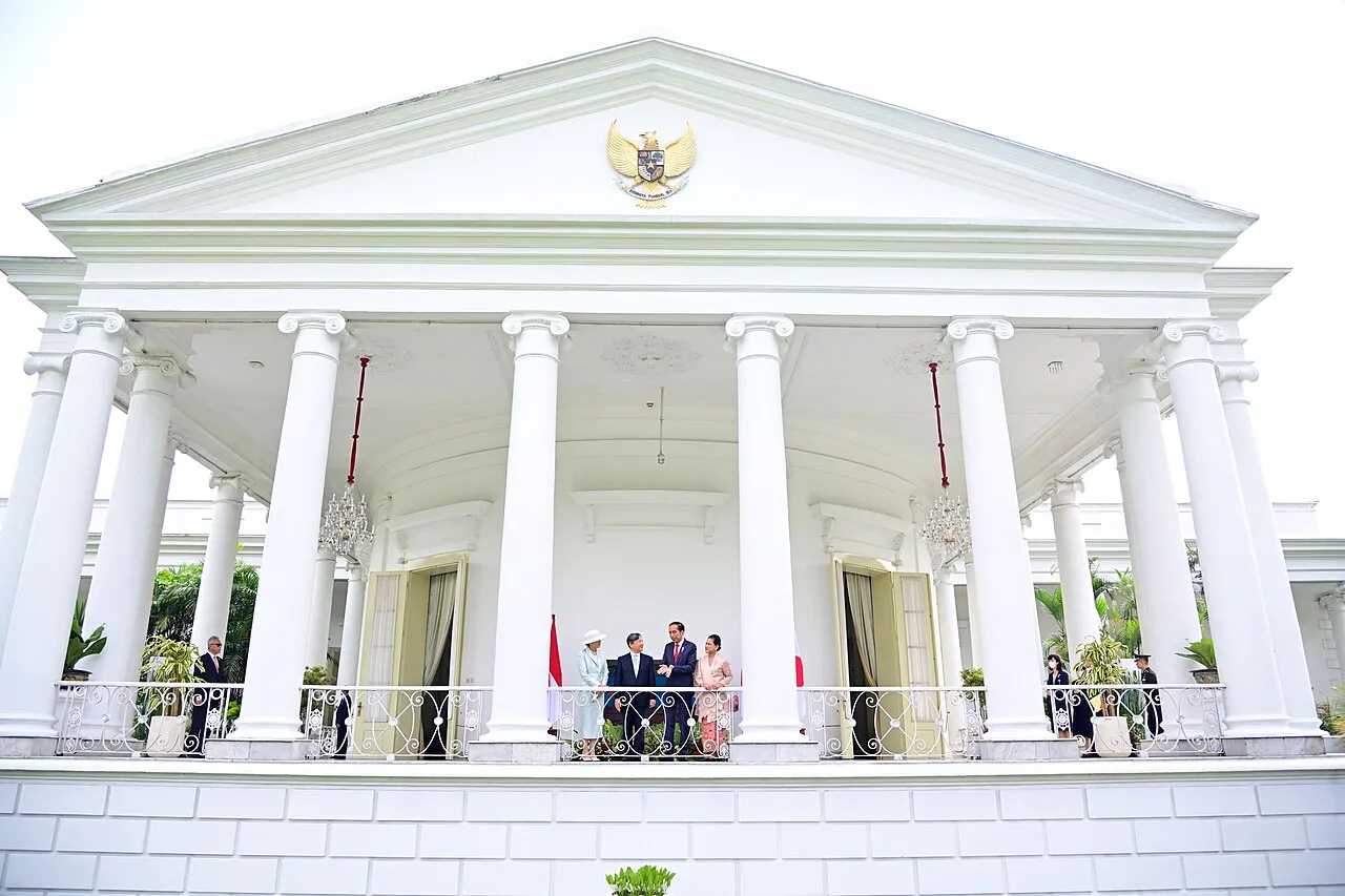 Pemandangan kawasan Kota Bogor dengan latar belakang Gunung Salak