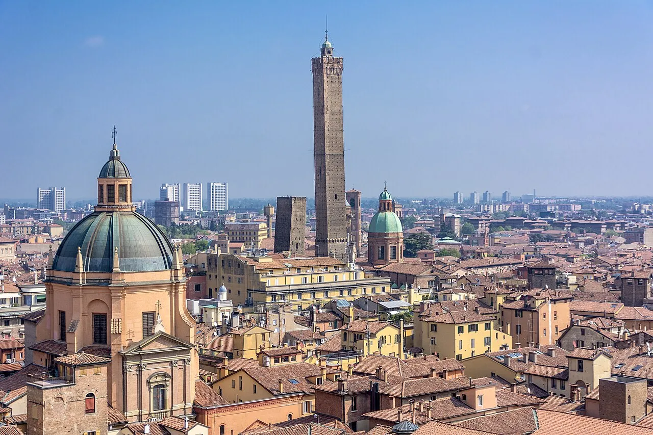 Pemandangan arsitektur bersejarah di pusat Kota Bologna Italia