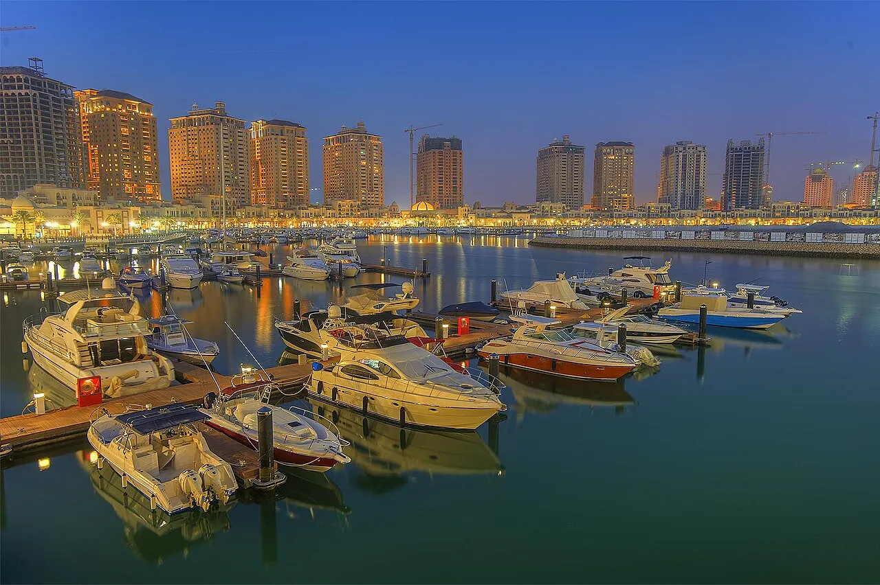 Pemandangan lanskap perkotaan dan teluk di Doha, ibu kota Qatar