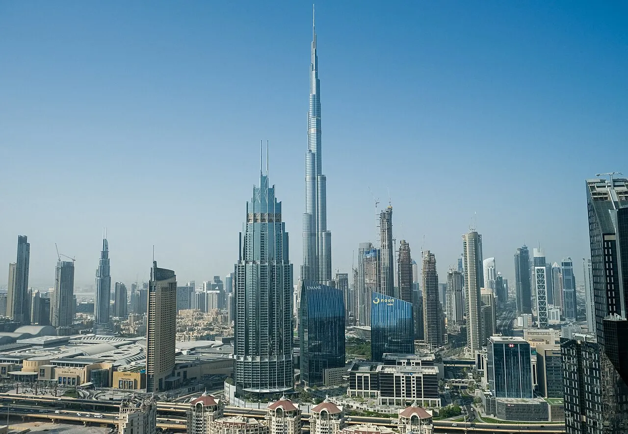 Pemandangan cakrawala kota Dubai yang modern dengan gedung-gedung pencakar langit termasuk Burj Khalifa