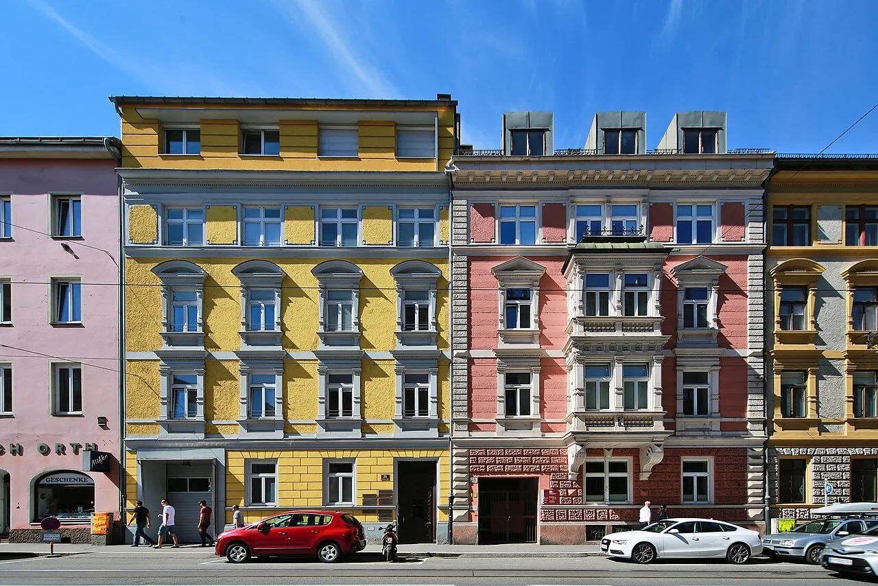 Innsbruck, ibu kota Tyrol yang terkenal sebagai pusat olahraga musim dingin dan destinasi wisata sejarah di Austria