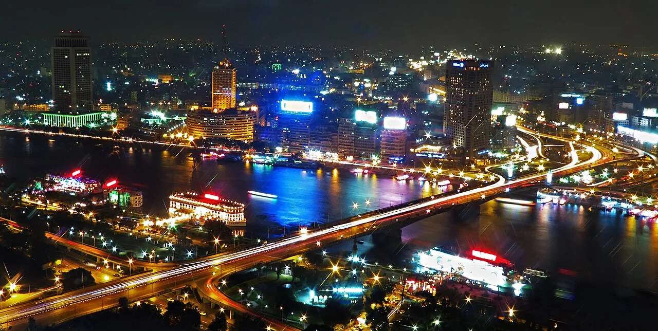 Pemandangan lanskap kota Kairo dari ketinggian di tepi Sungai Nil