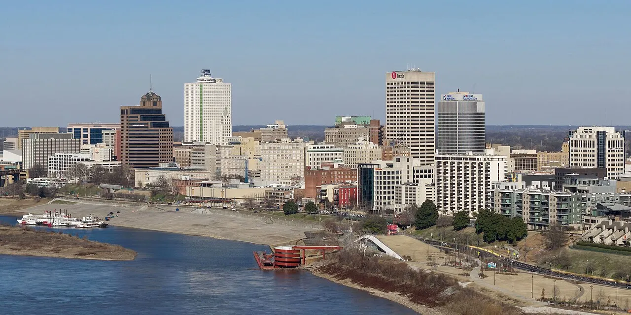 Pemandangan pusat kota Memphis dan Sungai Mississippi di Tennessee