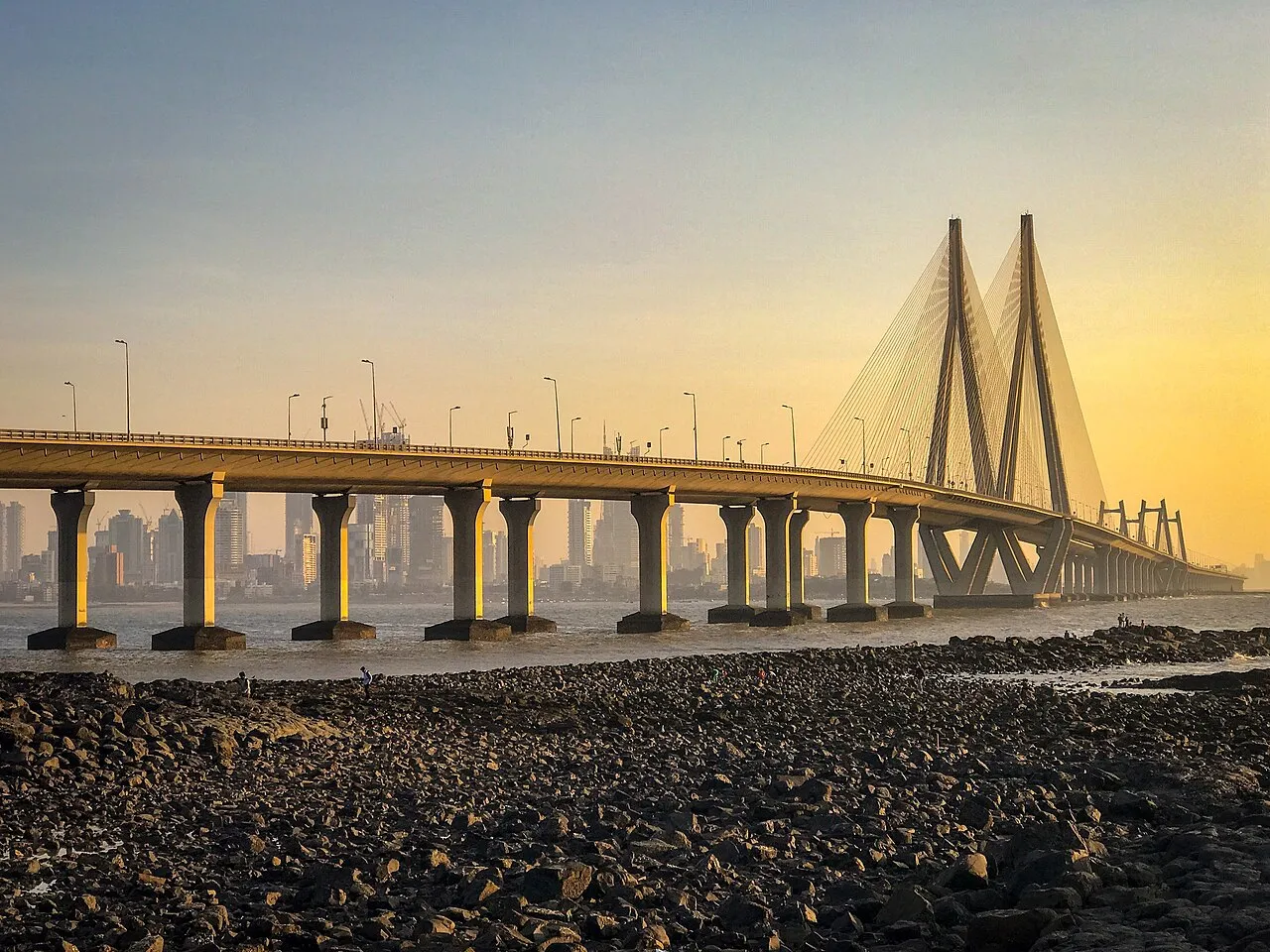 Pemandangan kota Mumbai dengan latar belakang Laut Arab dan gedung pencakar langit