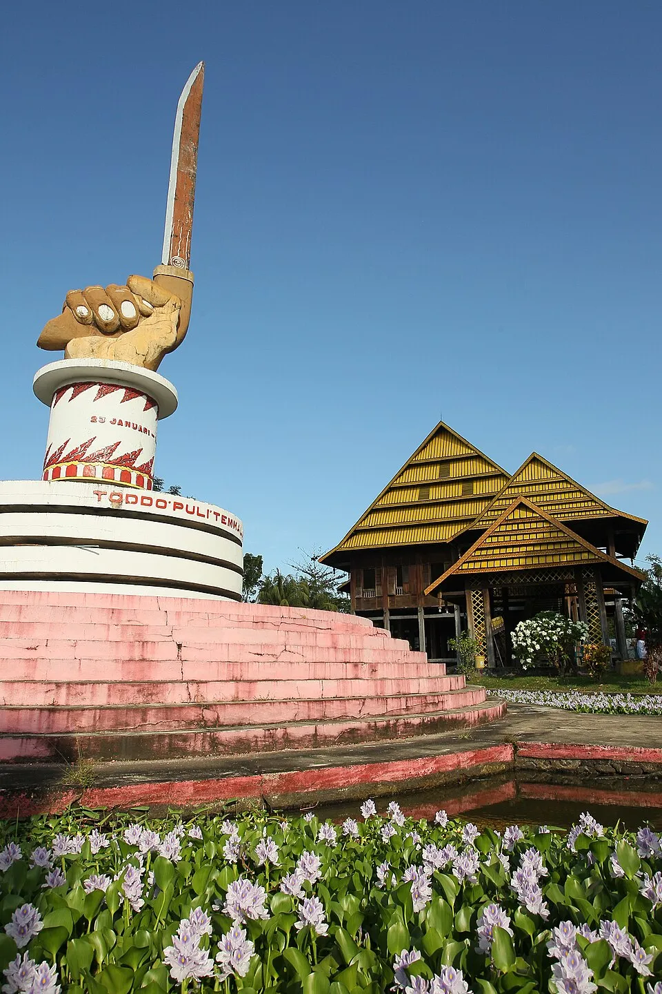 Pemandangan pusat kota Palopo, Sulawesi Selatan dengan latar perbukitan