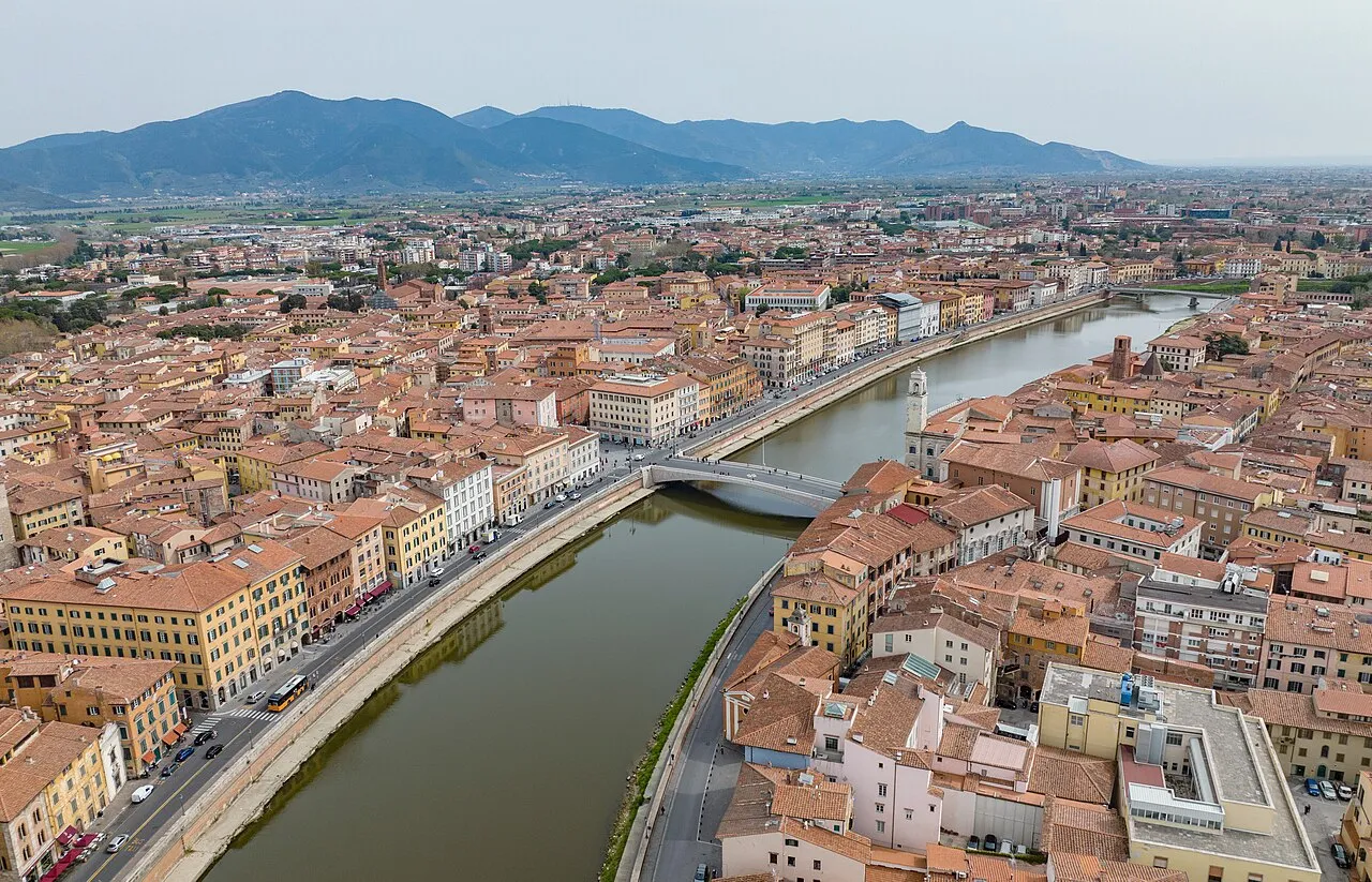 Pemandangan arsitektur bersejarah dan ikonik di Kota Pisa Italia