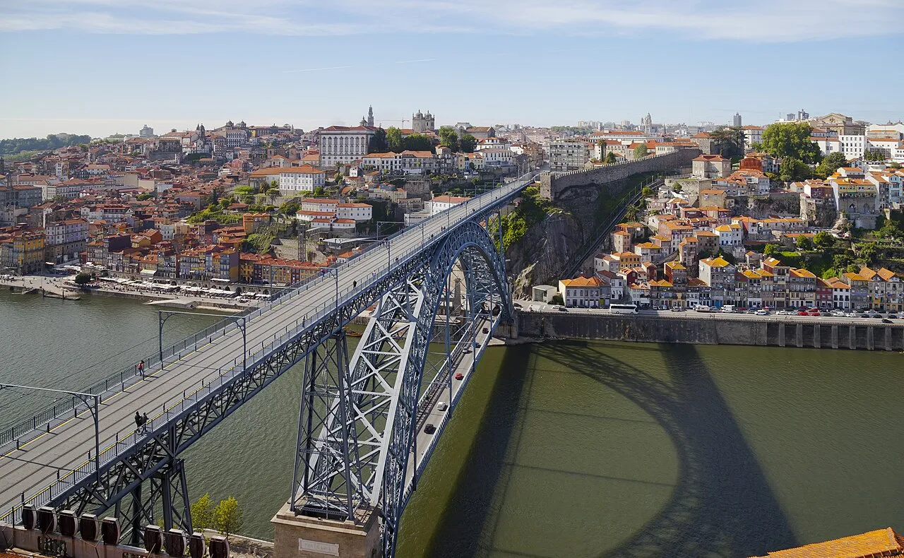 Pemandangan indah kota Porto dan Jembatan Luiz I di Portugal