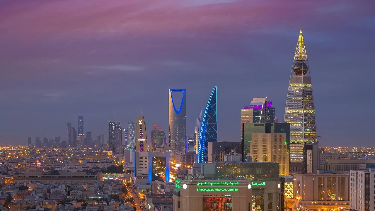 Pemandangan gedung pencakar langit modern di pusat kota Riyadh, Arab Saudi
