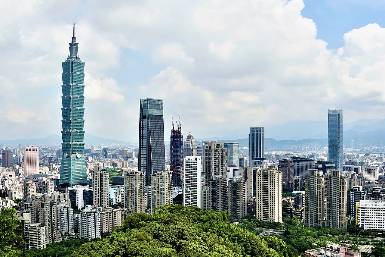 Pemandangan kota Taipei dengan gedung ikonik Taipei 101 di latar belakang saat senja