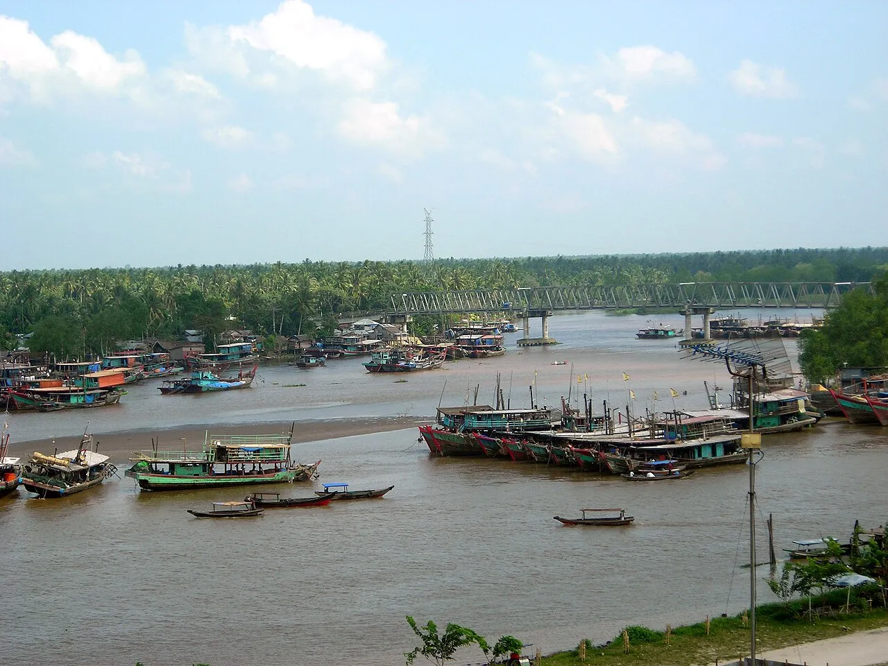 Pemandangan kawasan perairan dan jembatan di Kota Tanjungbalai