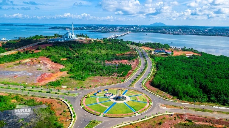 Pemandangan kawasan pesisir dan pelabuhan di Kota Tanjungpinang