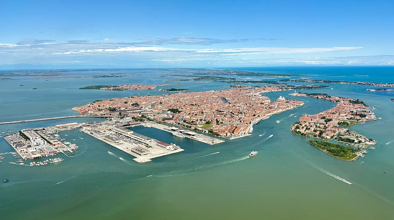 Pemandangan kanal dan bangunan bersejarah di Kota Venice Italia