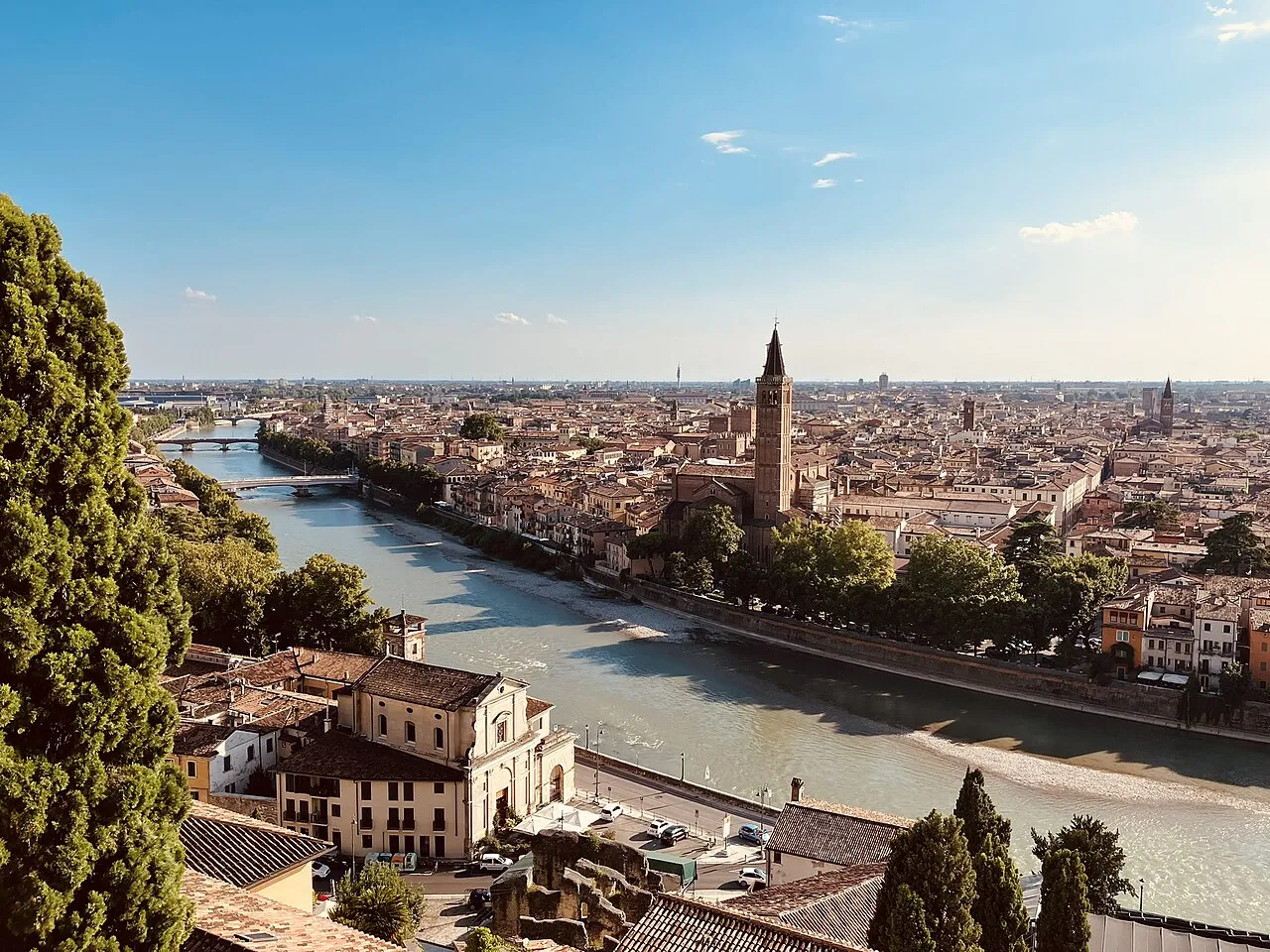 Pemandangan arsitektur klasik dan amfiteater Romawi di Kota Verona Italia