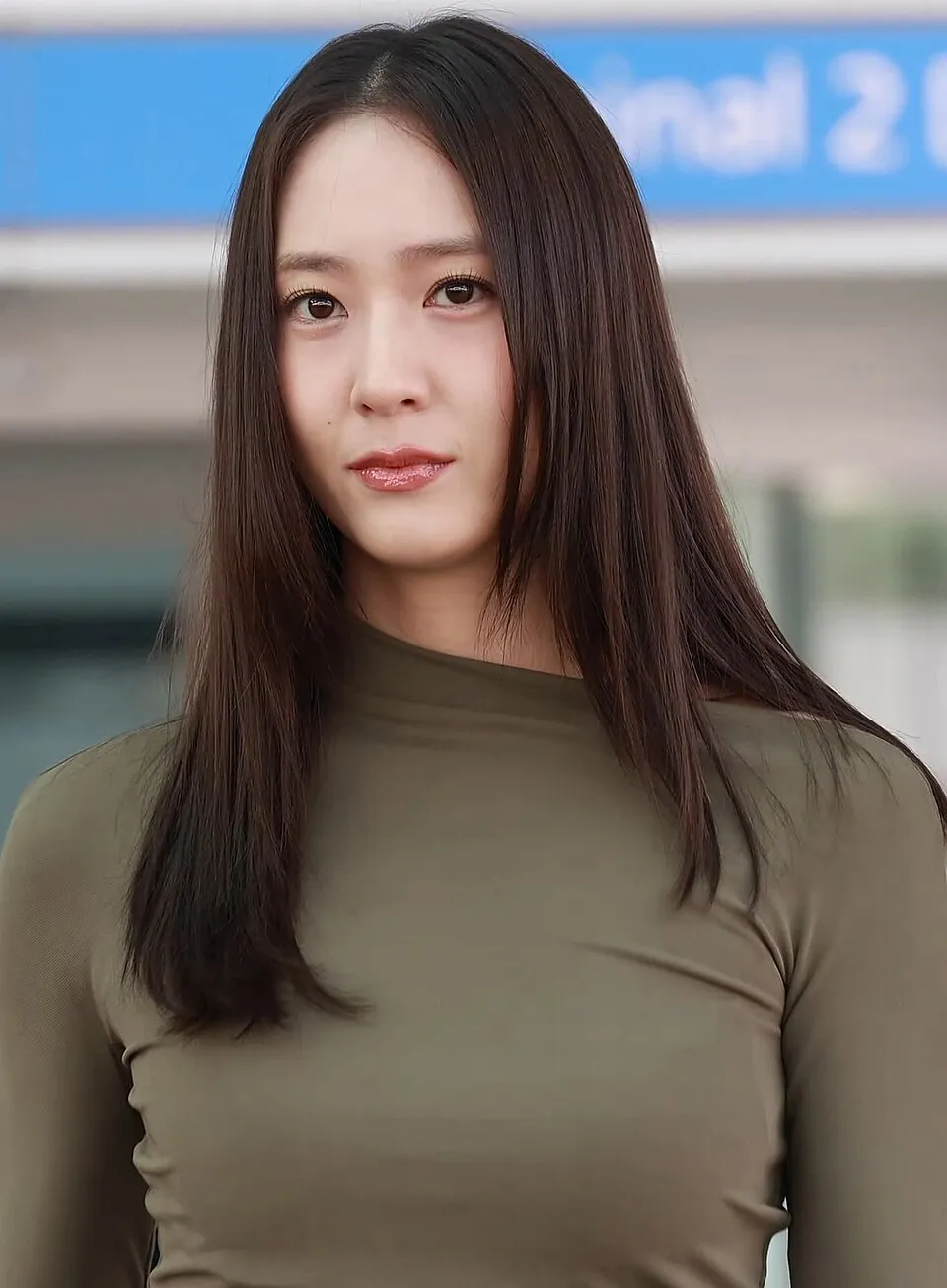 Potret aktris dan penyanyi Krystal Jung dalam balutan busana elegan