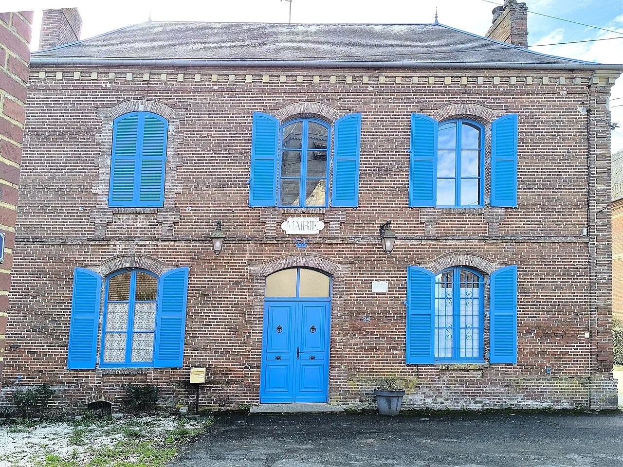 Pemandangan balai kota Le Mesnil-Conteville di departemen Oise, Prancis