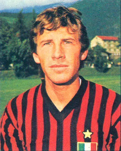 Franco Baresi mengenakan jersey AC Milan dengan ban kapten di lapangan