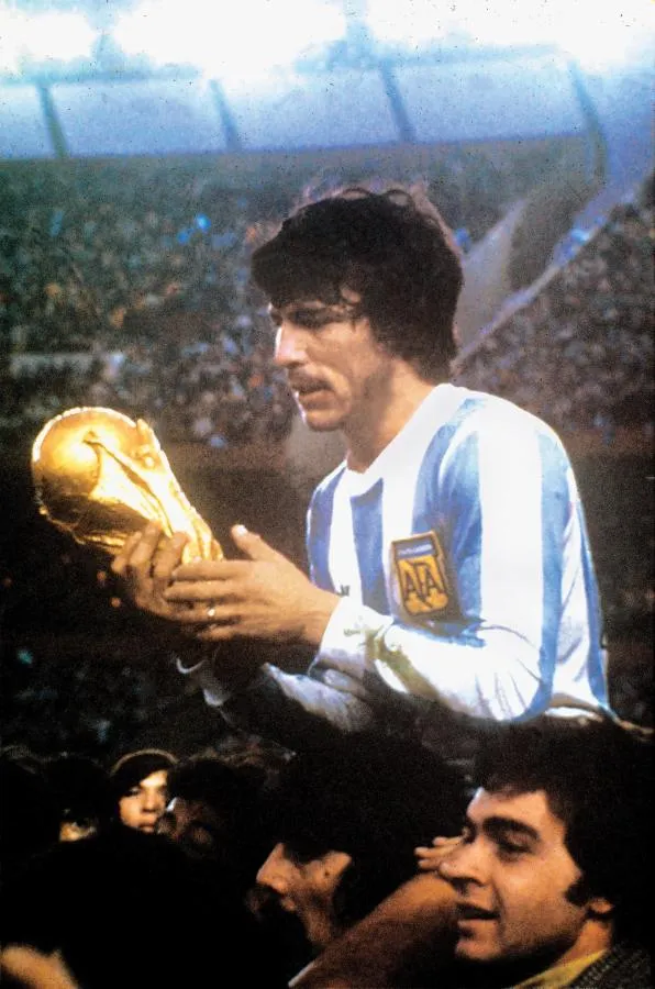 Legenda sepak bola Argentina Daniel Passarella dalam balutan seragam