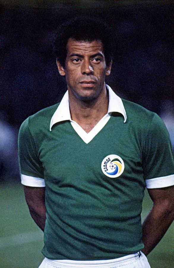 Carlos Alberto Torres mengangkat trofi Piala Dunia 1970 bersama timnas Brasil