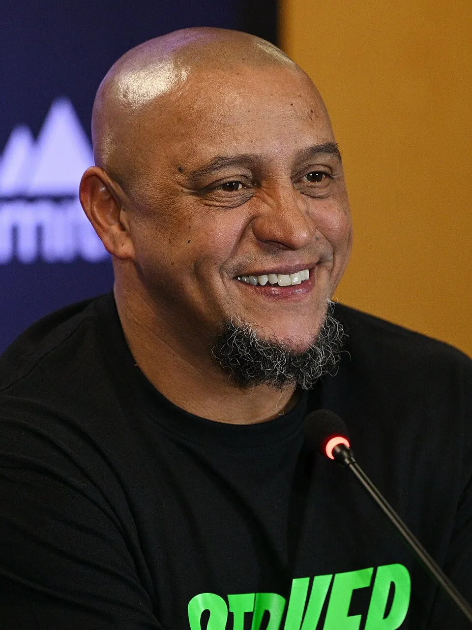 Legenda sepak bola Brasil Roberto Carlos saat masih aktif bermain