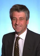Legenda sepak bola Italia Gianni Rivera saat mengenakan jersey AC Milan