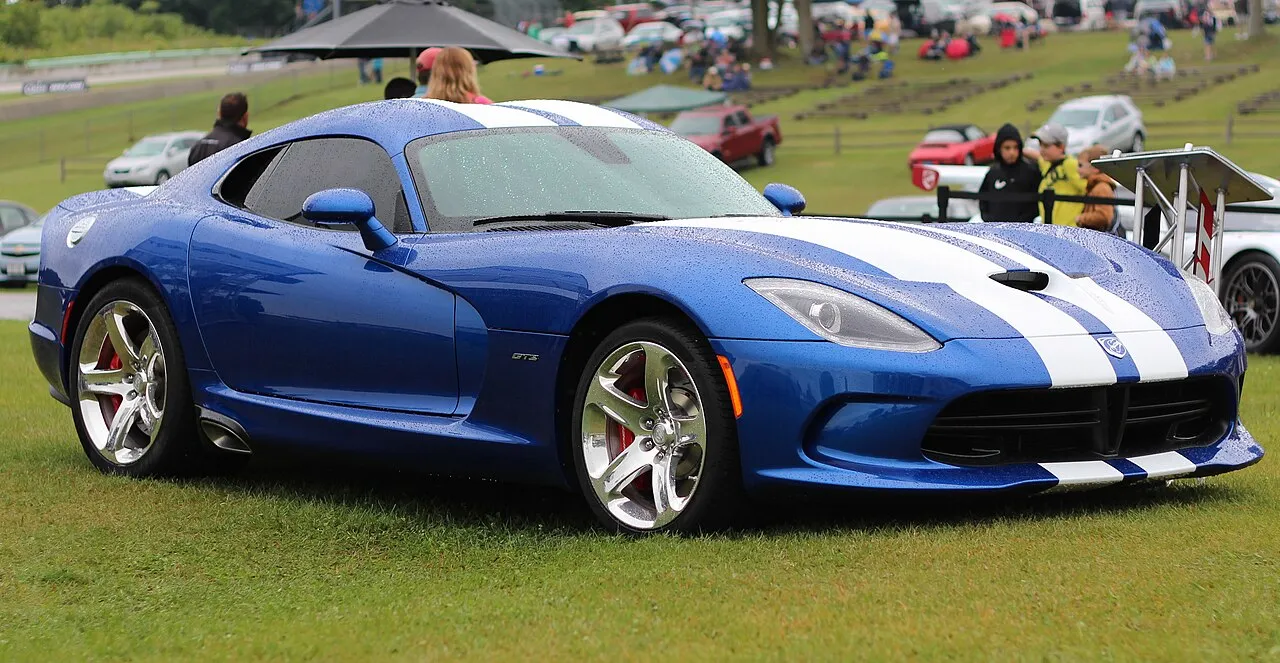 Mobil sport legendaris Dodge Viper generasi awal berwarna merah