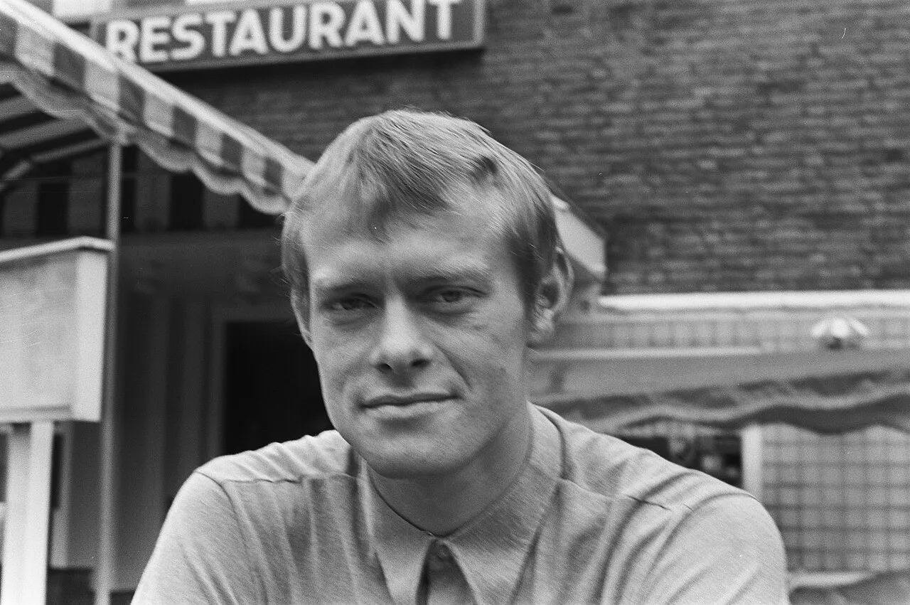 Profil legenda sepak bola Denmark Henning Munk Jensen semasa bermain di lapangan