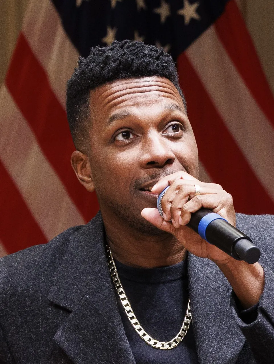 Aktor dan penyanyi Leslie Odom Jr dalam sebuah acara penghargaan perfilman