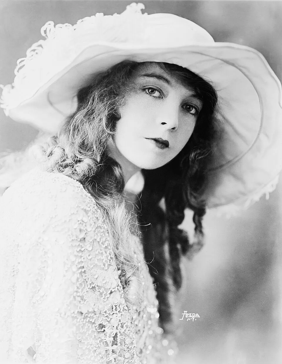 Aktris legendaris film bisu Hollywood Lillian Gish berpose dalam potret klasik