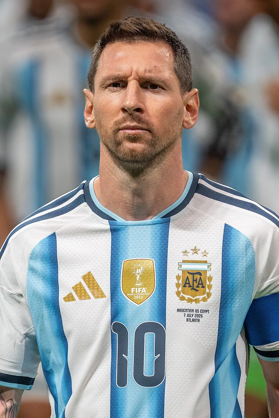 Lionel Messi merayakan kemenangan di lapangan hijau mengenakan jersey tim nasional Argentina