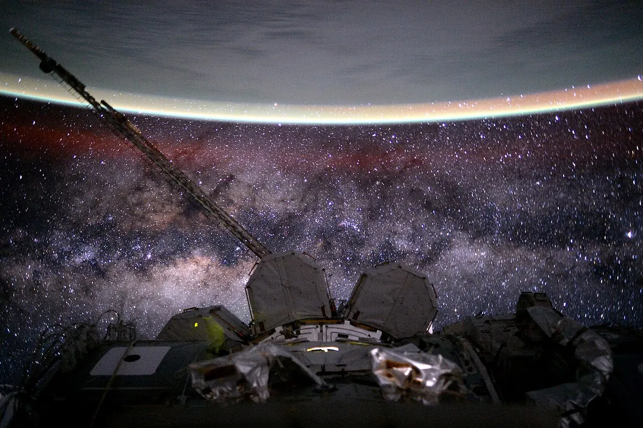 Ilustrasi satelit yang mengorbit di Low Earth Orbit mengelilingi Bumi