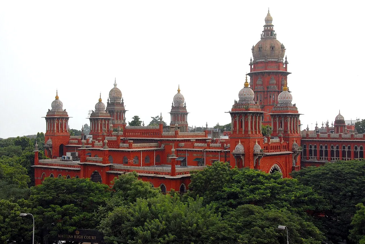 Gedung utama Madras High Court di Chennai dengan arsitektur Indo-Saracenic