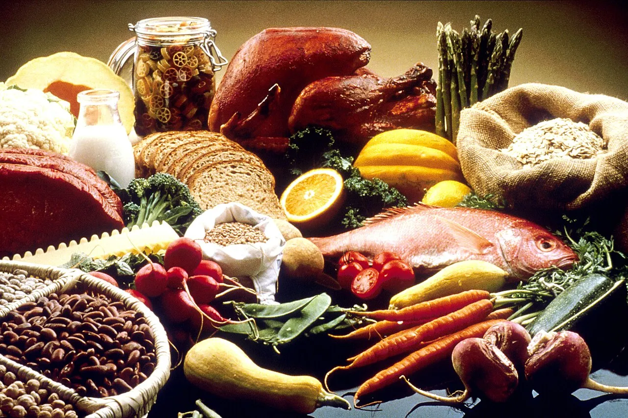 Berbagai jenis bahan makanan segar yang kaya akan nutrisi dan vitamin untuk tubuh